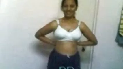 Hombre de negro masturbándose porno mexicano maduras xxx con chica atada
