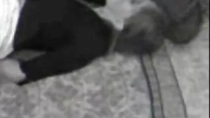 Hermosa bronceada mexicanas maduras caseras masturbándose en la piscina