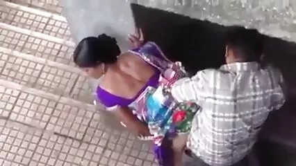 Culo grande señoras mexicanas desnudas besado por dinero con un hombre resbaladizo