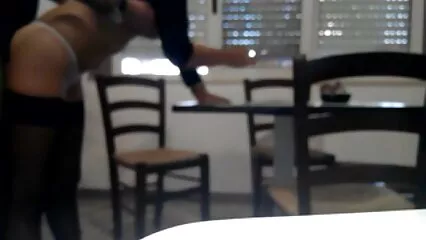 Hombre teniendo porno mexicano mujeres maduras sexo con su esposa en el sofá