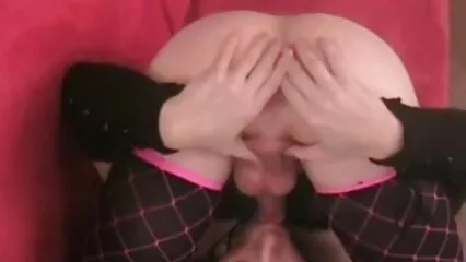 Un videos de mujeres maduras mexicanas hombre seduce y recompensa a una mujer con un pene grande.