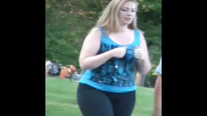 Chica con tetas mexicanas lesbianas maduras naturales juega con ella
