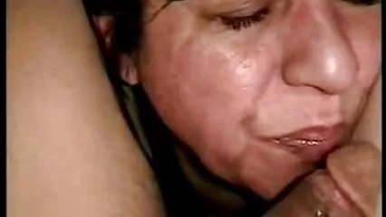 Adorable princesa joven metió sus bragas en su gorra mexicana madura porno