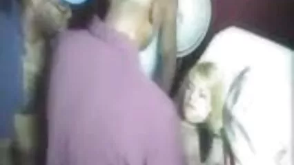 Los chicos dejaron que videos porno caseros mexicanas maduras la rubia paseara y ella estaba muy feliz.