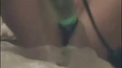 Besos machistas deportivos con viejas tetonas mexicanas dos amigos en el sofá