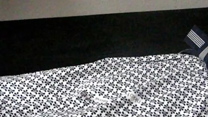 Chica desnuda en un vestido nadando en la piscina mexicana madura nalgona