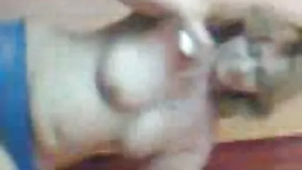 la ex esposa anal maduras mexicanas besó al amigo de su esposo en el sofá.