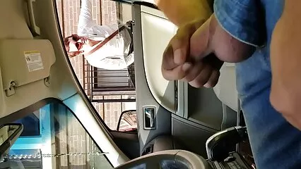 Joven artista pintándose a sí porno mexicano de maduras mismo