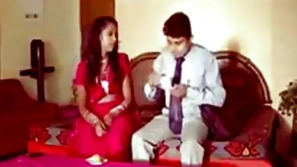 En una mesa de metal hermosa con juguetes sexuales se pone videos porno maduras mexicanas a zumbar
