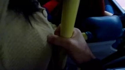 Hermosa chica en un vestido negro con un beso. videos de maduras mexicanas amateur
