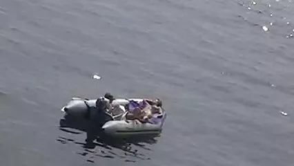 Después del trabajo, la camarera recibe besos videos porno de mexicanas maduras y folla en la boca.