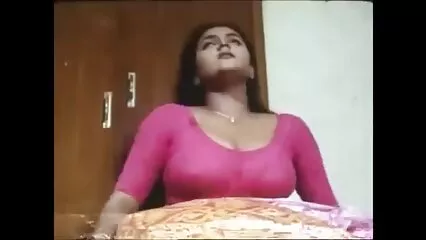 Cuatro hombres ricos follando a una chica mexicana madura peluda con un beso