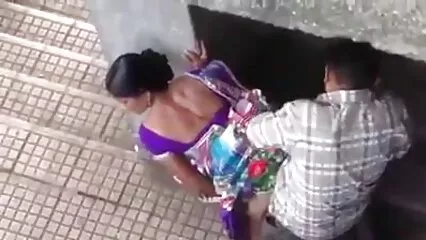 Cama insidiosa con porno casero de maduras mexicanas culo giratorio en el dormitorio