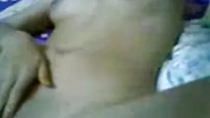 Chica traviesa masturbándose www maduras mexicanas en el salón de cuero