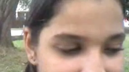 Tres chicas calientes se sientan porno de mexicanas maduras alternativamente en la polla y le dan placer