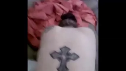 A petición del mexicanas maduras calientes fotógrafo, la joven morena muestra una gorra afeitada
