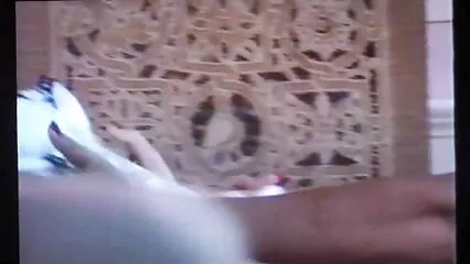 Cómodamente sentados en el sofá besándose y maduras cojiendo mexicanas besándose el culo, nena