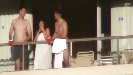 Besó a su novia para no pagar el viaje, joven morena folla en porno con madura mexicana el taxi para lograr un orgasmo, pretzel pone a una chica latina en la Polla, gana, da para follar a su novia