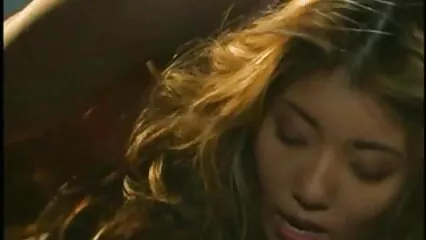 Usando su polla, el chico fácilmente lleva mujeres maduras mexicanas cojiendo a la chica a chorrear