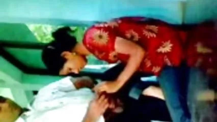 Un caballero se acostó en su cama y tuvo sexo mexicanas anal maduras con lesbianas